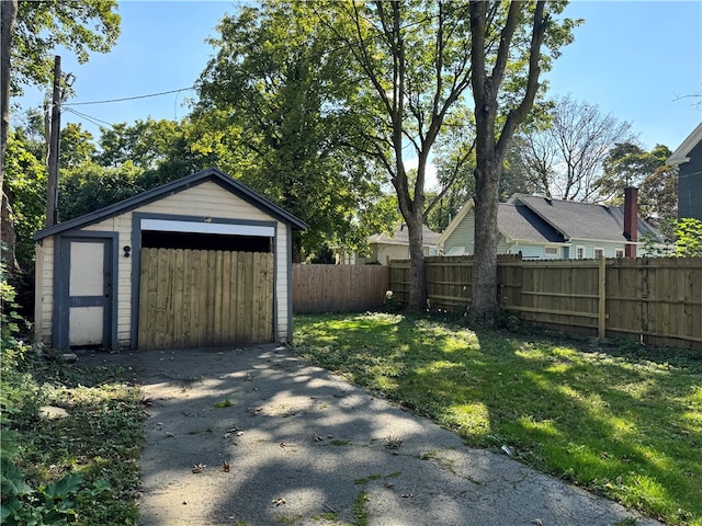 view of yard featuring a shed