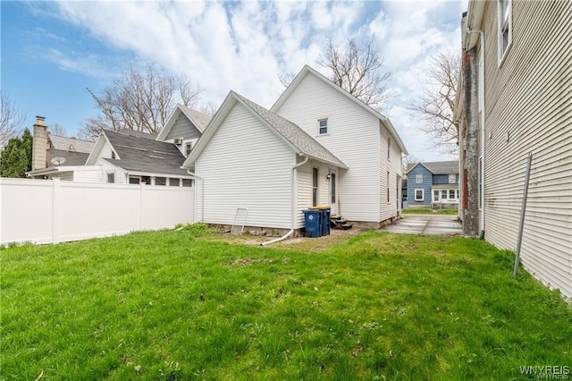 back of house featuring a lawn