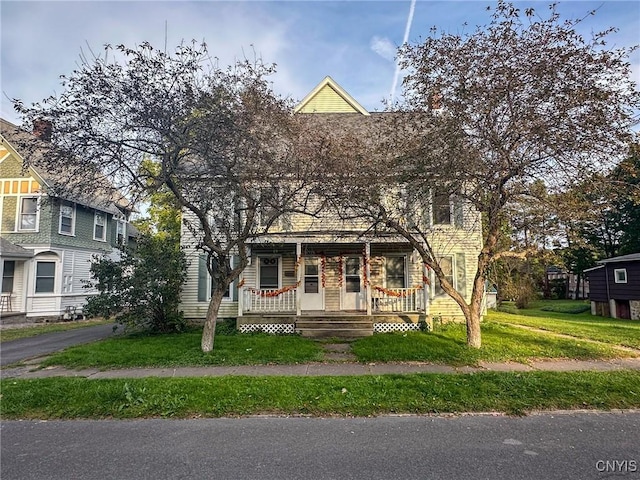 view of front of house with a front lawn and covered porch