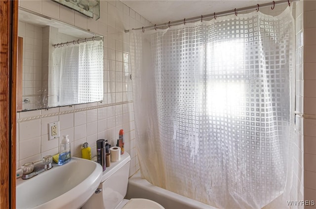 full bathroom with sink, backsplash, shower / bath combo with shower curtain, tile walls, and toilet