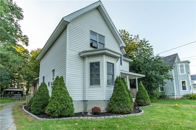 view of side of property featuring a lawn