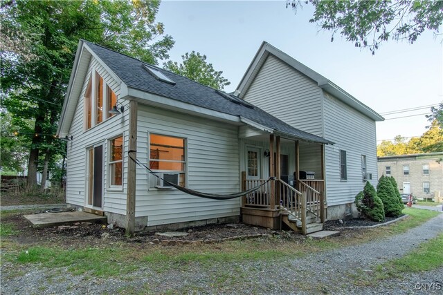 view of front facade featuring a porch