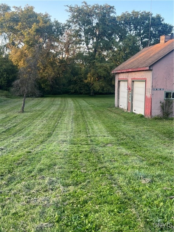 view of yard featuring an outbuilding and a garage