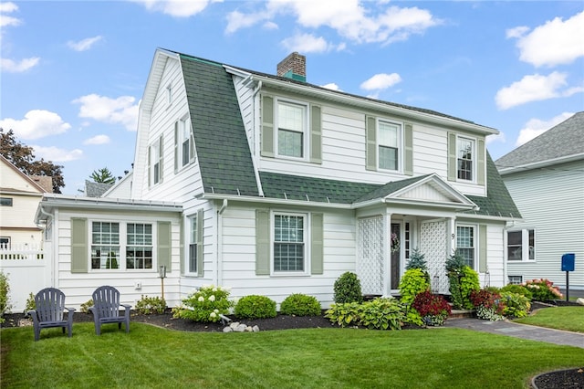 view of front facade featuring a front yard