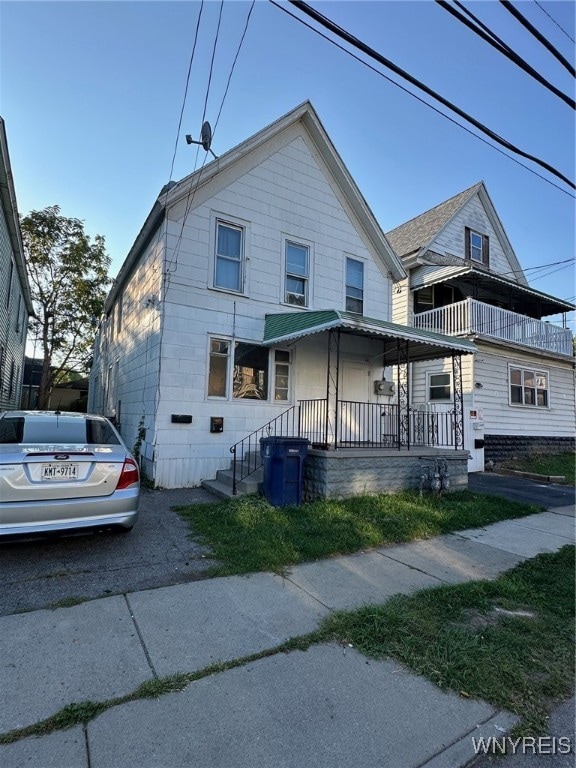 view of front of property featuring a porch