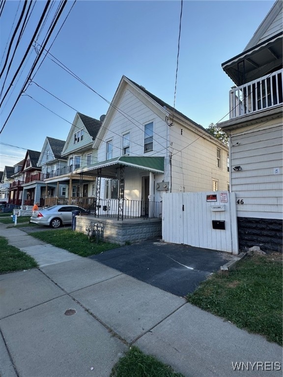 view of front of property featuring covered porch