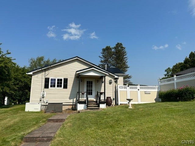 view of front of home featuring a front lawn