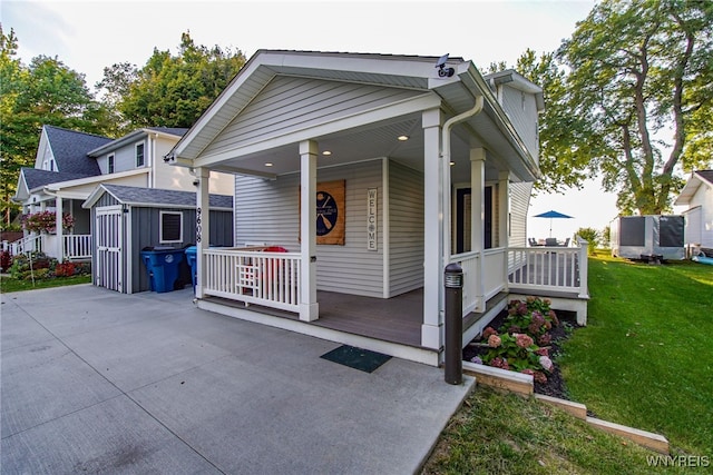 view of front facade featuring covered porch and a front yard