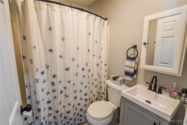 bathroom with a shower with curtain, vanity, and toilet