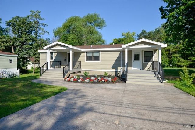 view of front of home featuring a front lawn and covered porch