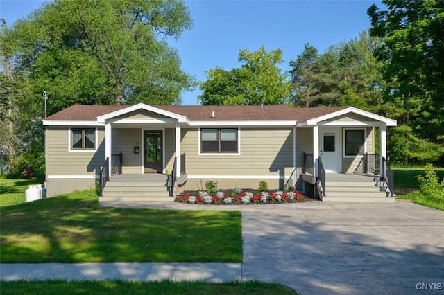 manufactured / mobile home featuring a front yard and a porch