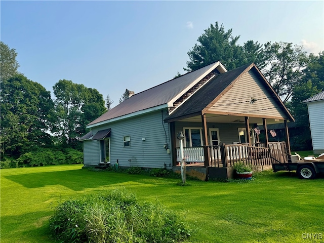 view of front facade featuring a front lawn