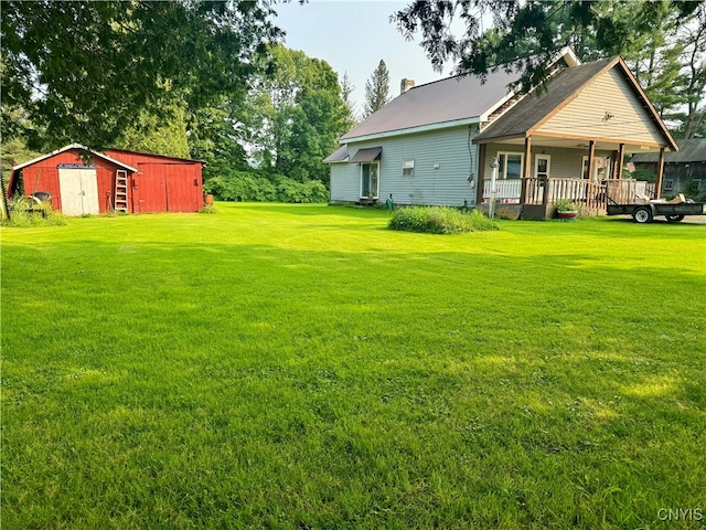 view of yard with an outbuilding