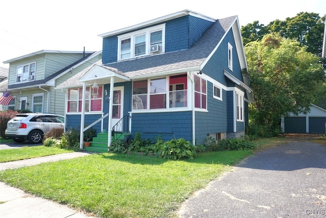 view of front facade featuring a front lawn