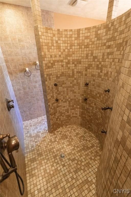 bathroom featuring tiled shower