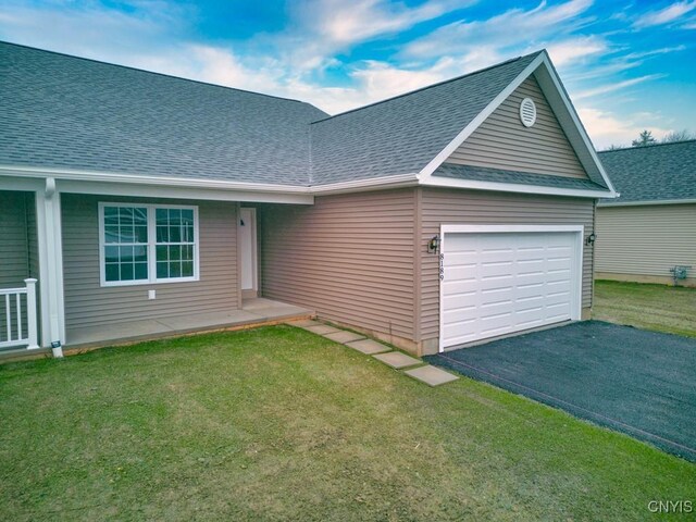 view of front facade featuring a front lawn and a garage