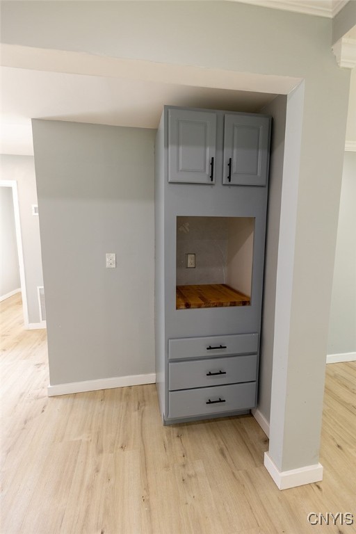 details featuring hardwood / wood-style floors