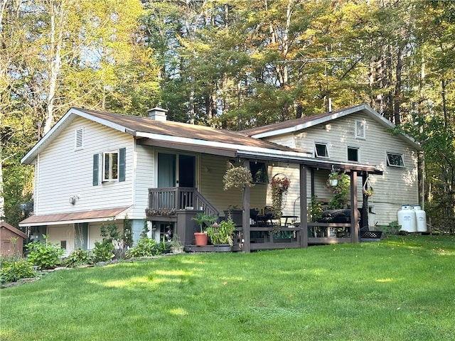 view of front of house featuring a front lawn