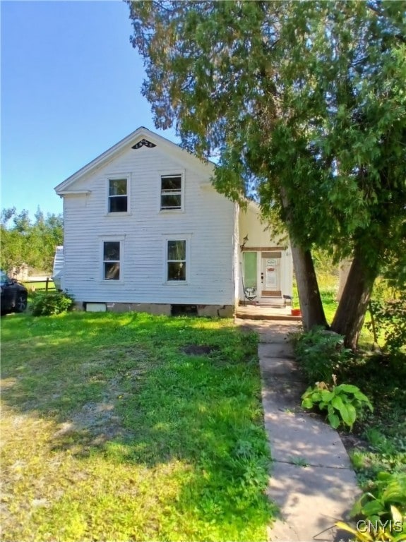 view of front facade featuring a front lawn