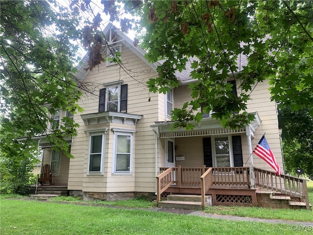 view of front facade featuring a front lawn