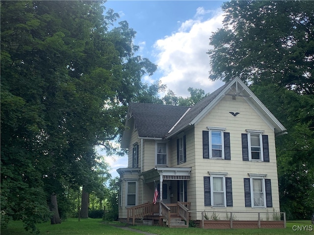 view of front of home with a front yard