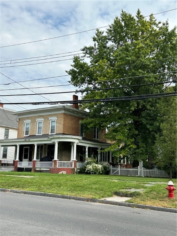 view of front of property featuring a porch and a front lawn