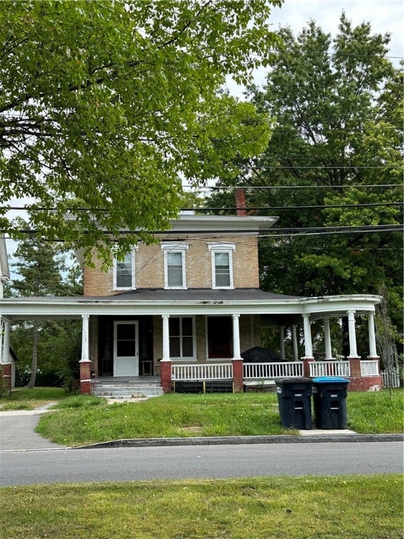 view of front of home featuring a front lawn and covered porch