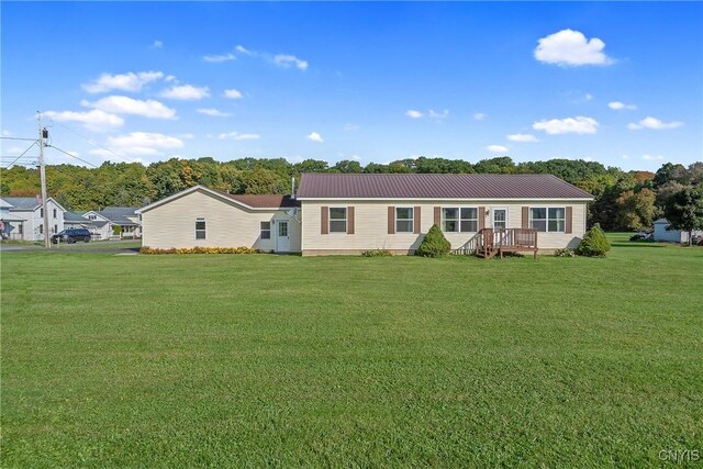 view of front of property featuring a front lawn