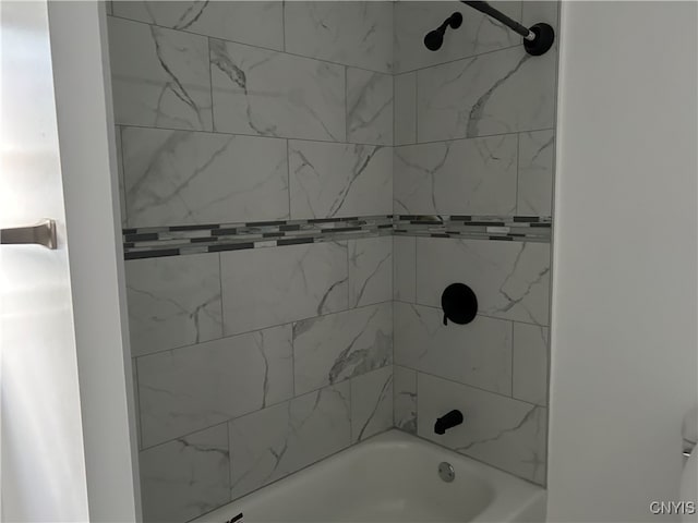 bathroom featuring tiled shower / bath combo