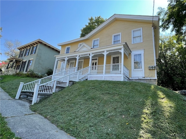 view of front of property featuring a front yard and a porch