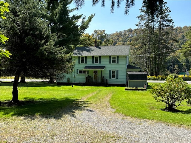 view of front of house featuring driveway and a front lawn