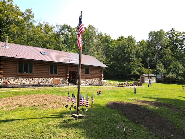 view of yard featuring a storage shed