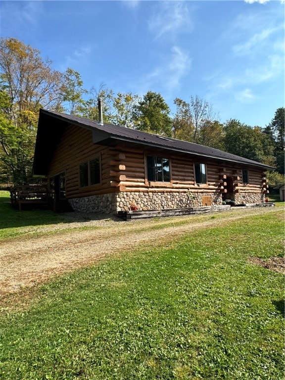 view of front of home with a front lawn