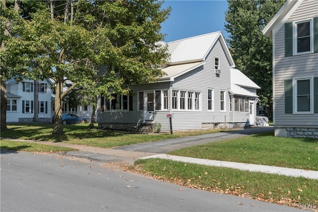 view of front facade with a front yard