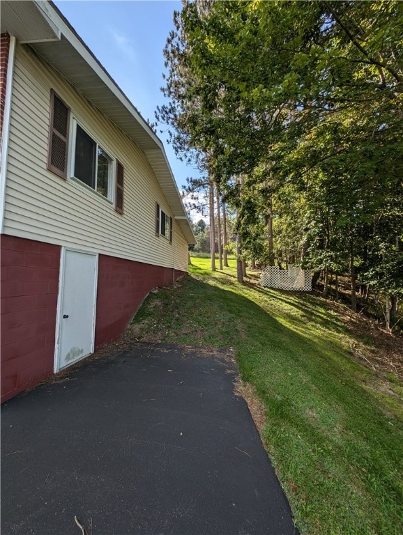 view of side of property featuring a lawn