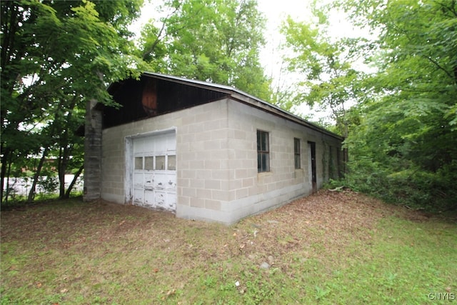 garage featuring a lawn