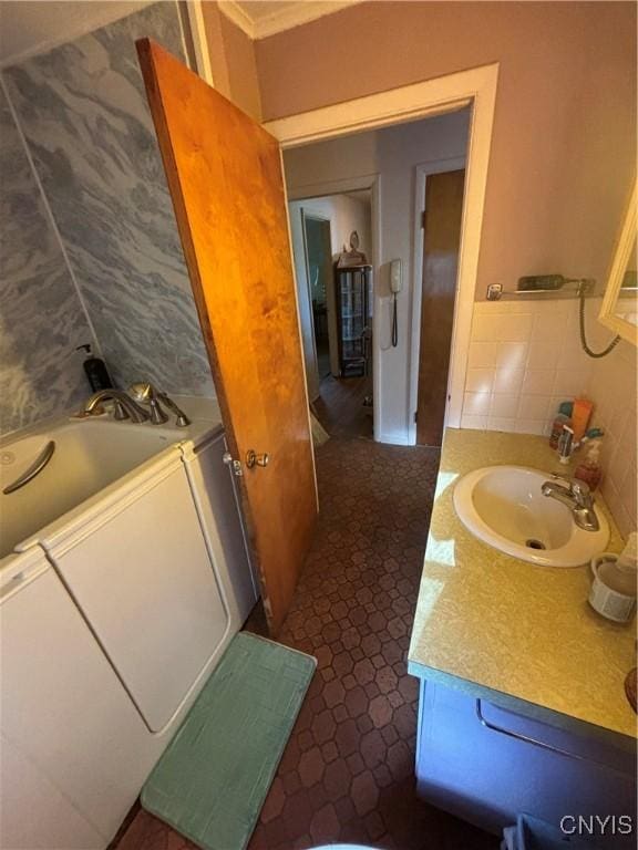 bathroom featuring vanity and decorative backsplash