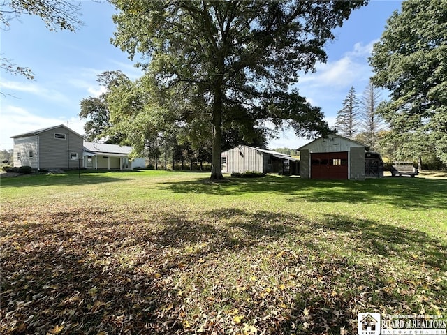 view of yard featuring an outbuilding