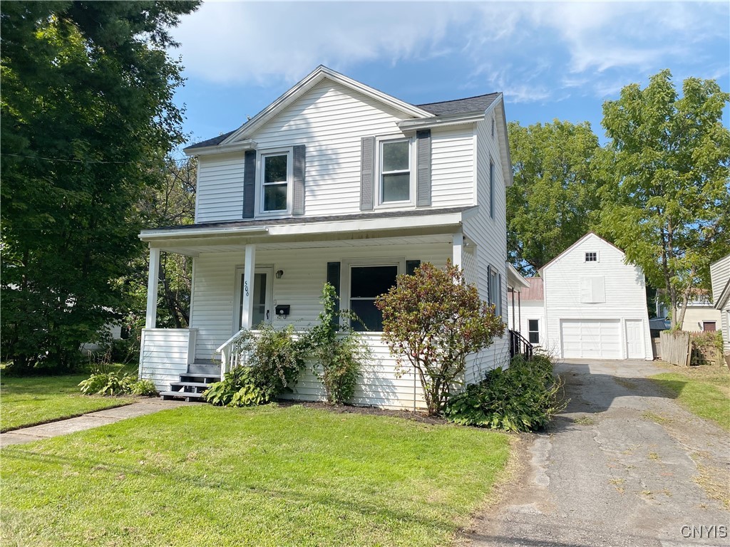 view of front of house featuring a porch and a front lawn