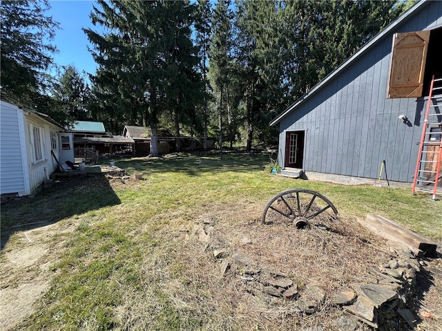 view of yard featuring an outbuilding