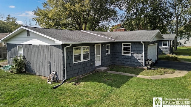 ranch-style home featuring a front lawn