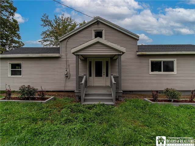 view of front of house featuring a front yard