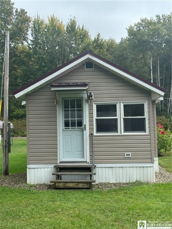 view of front of property with a front yard