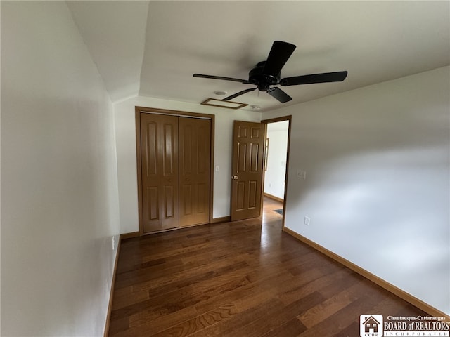 unfurnished bedroom featuring a ceiling fan, a closet, baseboards, and dark wood-style flooring