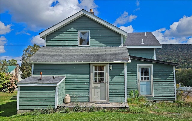 back of house featuring a yard