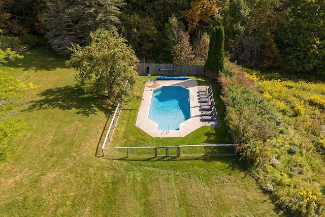 view of swimming pool featuring a lawn