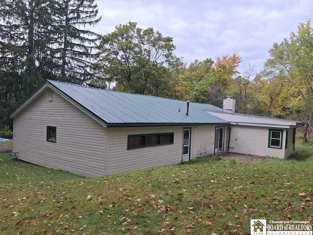 back of house featuring a yard