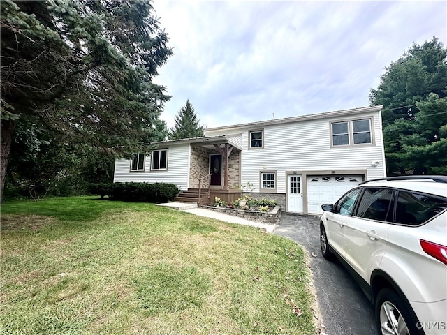 view of front of property featuring a front yard and a garage