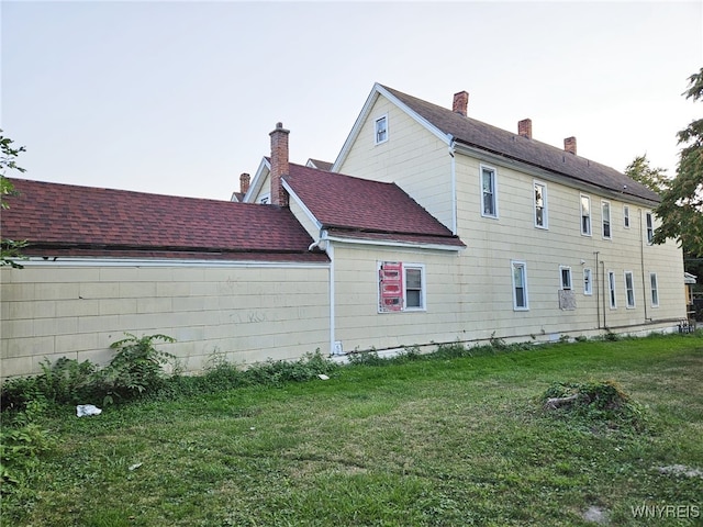 back of house featuring a yard