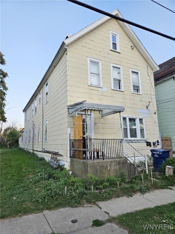 view of front of house with a front yard